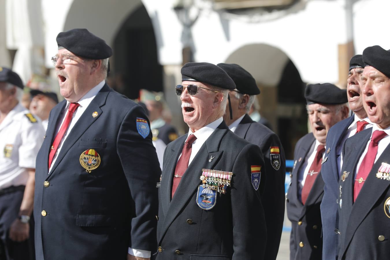 En la Plaza Mayor de Cáceres ha transcurrido el primer desfile fuera de cuarteles de la Hermandad de Veteranos de las Fuerzas Armadas y de la Guardia Civil, que ha congregado a 480 miembros ya jubilados de estos cuerpos de seguridad. El desfile, que ha contado con la presencia del Subsecretario de Defensa, Francisco Javier Varela,además de autoridades locales y regionales.