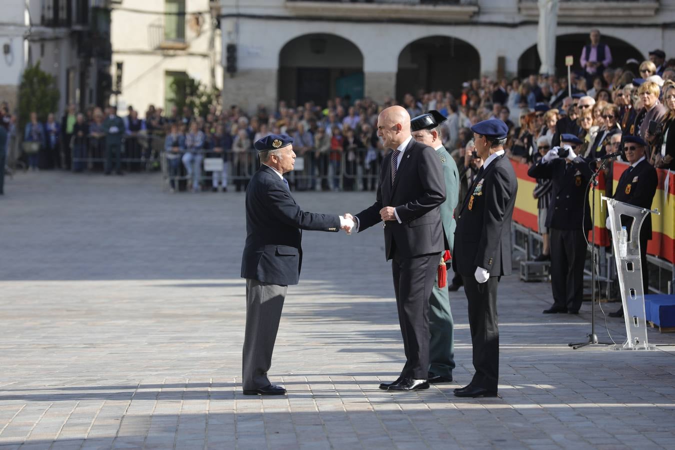 En la Plaza Mayor de Cáceres ha transcurrido el primer desfile fuera de cuarteles de la Hermandad de Veteranos de las Fuerzas Armadas y de la Guardia Civil, que ha congregado a 480 miembros ya jubilados de estos cuerpos de seguridad. El desfile, que ha contado con la presencia del Subsecretario de Defensa, Francisco Javier Varela,además de autoridades locales y regionales.