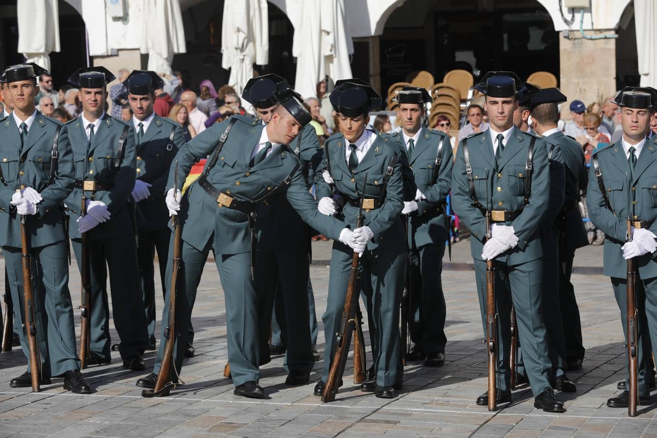 En la Plaza Mayor de Cáceres ha transcurrido el primer desfile fuera de cuarteles de la Hermandad de Veteranos de las Fuerzas Armadas y de la Guardia Civil, que ha congregado a 480 miembros ya jubilados de estos cuerpos de seguridad. El desfile, que ha contado con la presencia del Subsecretario de Defensa, Francisco Javier Varela,además de autoridades locales y regionales.