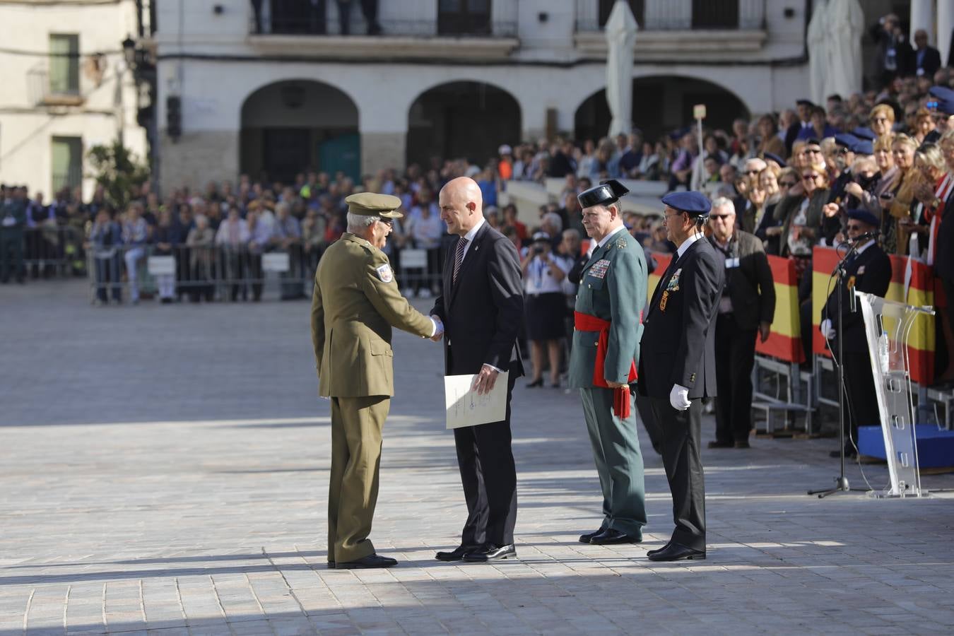 En la Plaza Mayor de Cáceres ha transcurrido el primer desfile fuera de cuarteles de la Hermandad de Veteranos de las Fuerzas Armadas y de la Guardia Civil, que ha congregado a 480 miembros ya jubilados de estos cuerpos de seguridad. El desfile, que ha contado con la presencia del Subsecretario de Defensa, Francisco Javier Varela,además de autoridades locales y regionales.