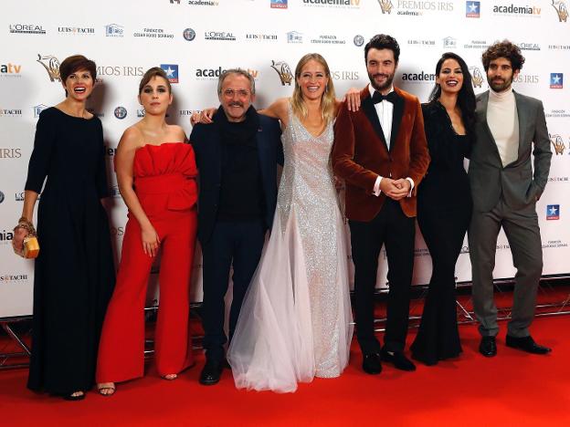 Los actores protagonistas de 'Fariña' posan en la alfombra roja de los premios. :: r. c.