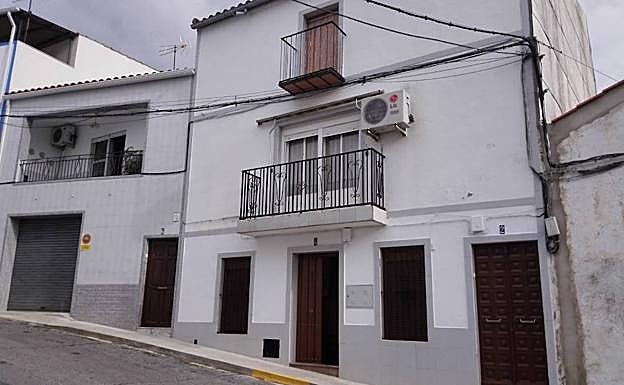 La denunciante vive en el bajo y la familia que tiene el perro en el primero. 