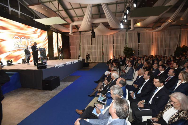 El Palacio de Cristal del Hotel Río acogió la entrega de unos galardones que ya reconocen a seis disciplinas: poesía, novela, periodismo, escultura, pintura y fotografía