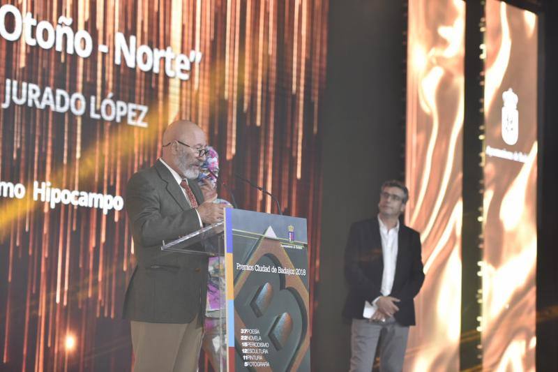 El Palacio de Cristal del Hotel Río acogió la entrega de unos galardones que ya reconocen a seis disciplinas: poesía, novela, periodismo, escultura, pintura y fotografía