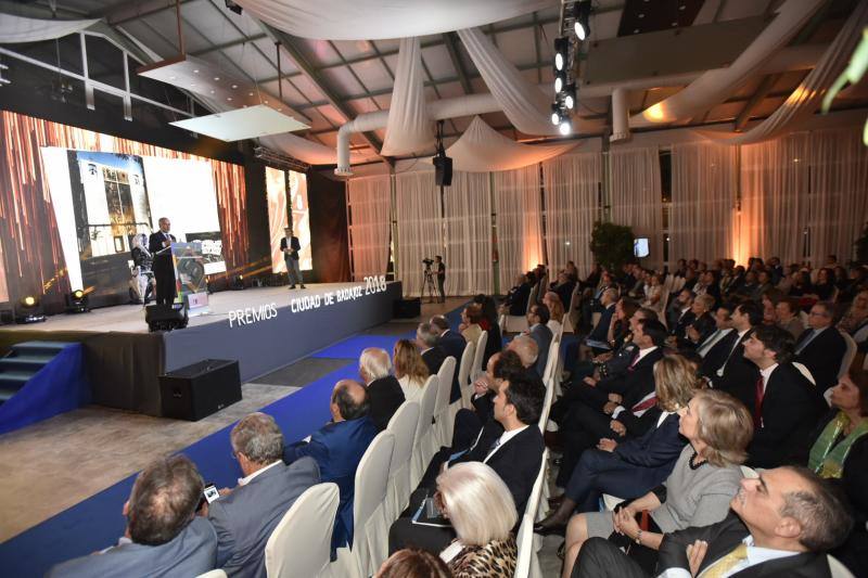 El Palacio de Cristal del Hotel Río acogió la entrega de unos galardones que ya reconocen a seis disciplinas: poesía, novela, periodismo, escultura, pintura y fotografía
