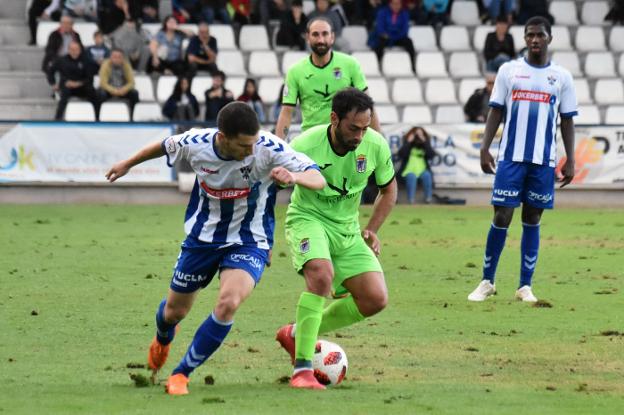 Petcoff controla el balón en el choque ante el Murcia. :: pakopí