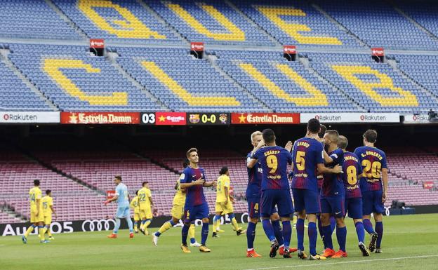 Los futbolistas del Barcelona celebran el tanto de Busquets en el partido ante la U.D. Las Palmas del 1 de octubre de 2017 que se disputó sin público. 
