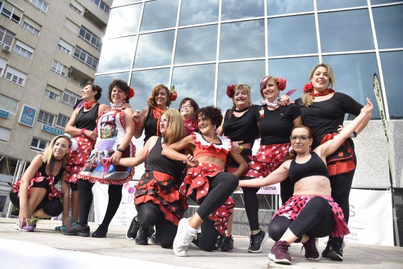 Varios centenares de personas de todas las edades, la mayoría mujeres, bailaron zumba ayer en la plaza Conquistadores