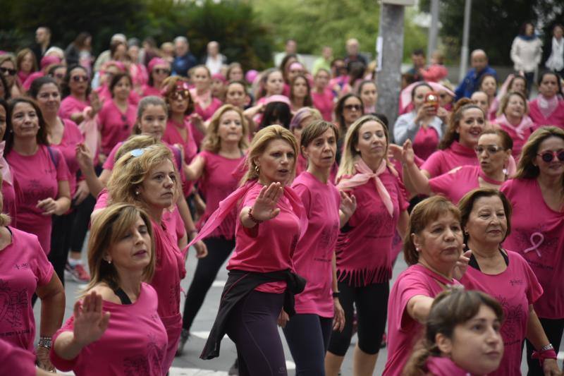 Varios centenares de personas de todas las edades, la mayoría mujeres, bailaron zumba ayer en la plaza Conquistadores