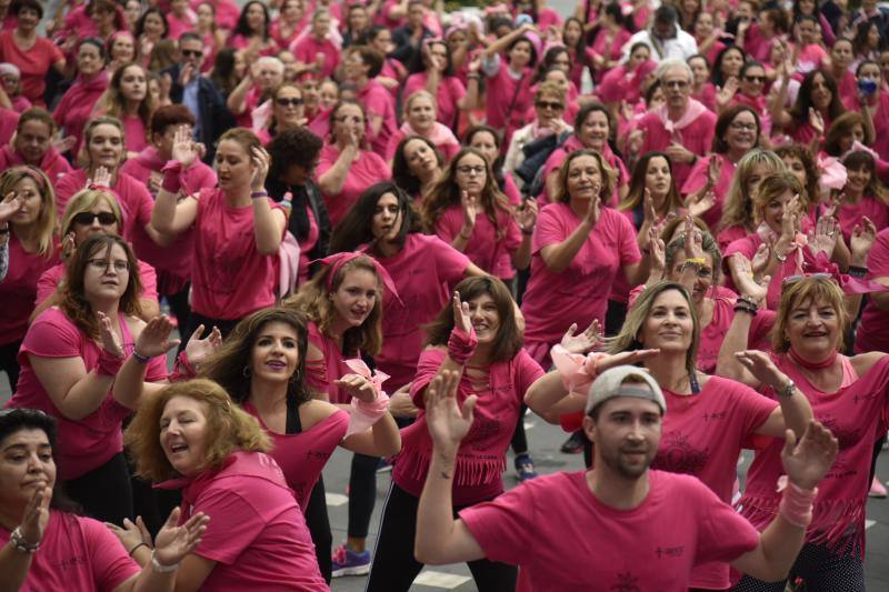 Varios centenares de personas de todas las edades, la mayoría mujeres, bailaron zumba ayer en la plaza Conquistadores