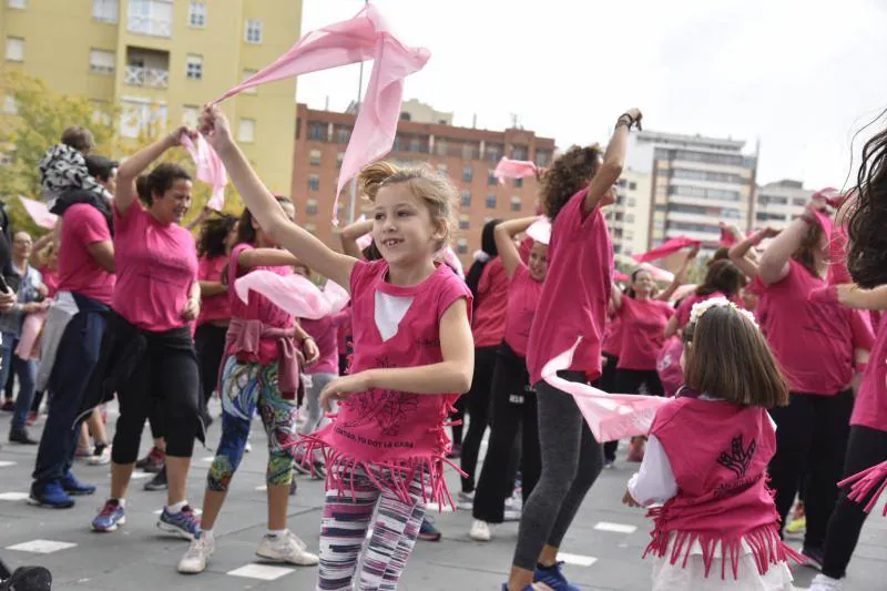 Varios centenares de personas de todas las edades, la mayoría mujeres, bailaron zumba ayer en la plaza Conquistadores