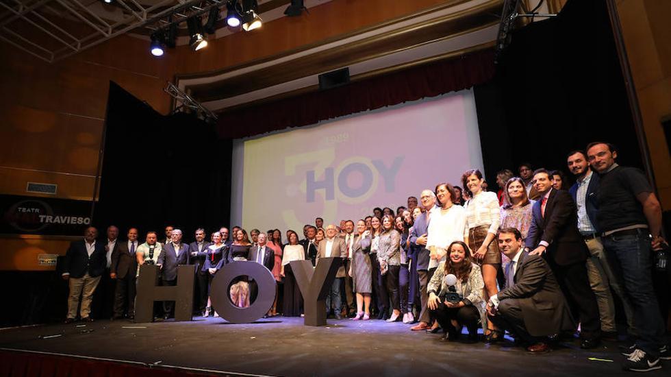 Foto de familia de trabajadores y colaboradores de HOY al concluir la gala de Extremeños de HOY 