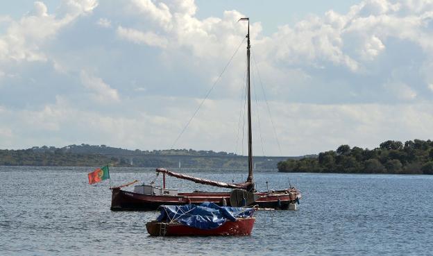 Barco portugués de navegación recreativa en las aguas de Alqueva. :: hoy