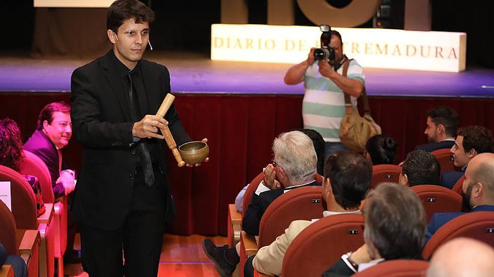 Jorge Luengo durante una de sus actuaciones con un cuenco tibetano