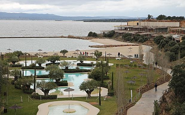 Vista de la playa artificial que hay en el complejo. :: HOY