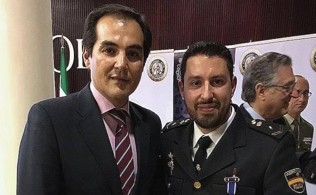 El policía nacional Rafael Prieto posa junto al secretario de Estado de Seguridad, José Antonio Nieto.
