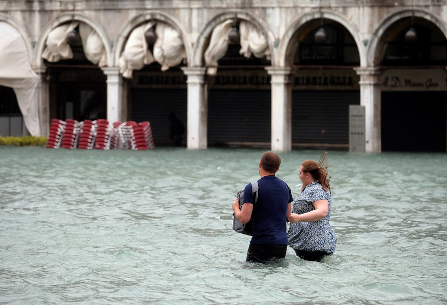 Nueve personas han fallecido en Italia a causa del temporal de fuertes vientos y lluvias torrenciales que mantiene en alerta a varias regiones del país, después de la caída de árboles y el desbordamiento de algunos ríos, según los medios italianos.