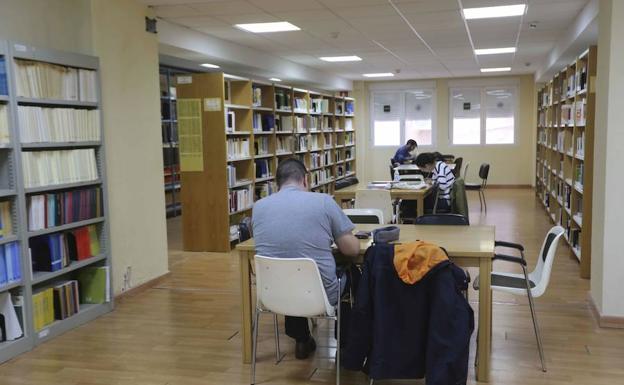 Estudiantes en la biblioteca.