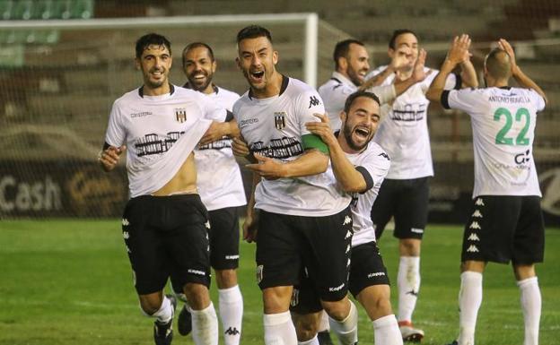 El capitán del Mérida, Chino, celebra el primer gol del partido