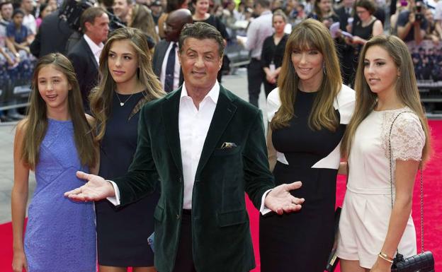 Sylvester Stallone posa junto a su esposa, Jennifer Flavin, y sus hijas, en el estreno de la pelicula 'Los mercenarios 3.