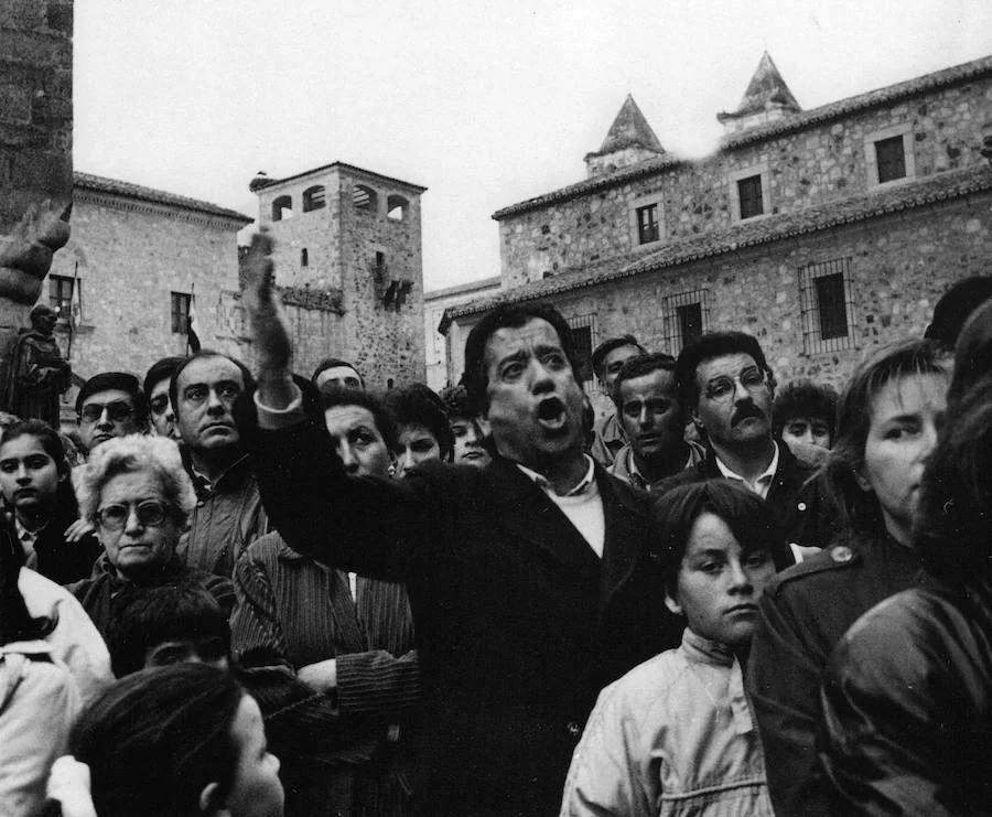 El Niño de la Ribera cantando una saeta en la Plaza de Santa María. (Foto de Valentín Javier)