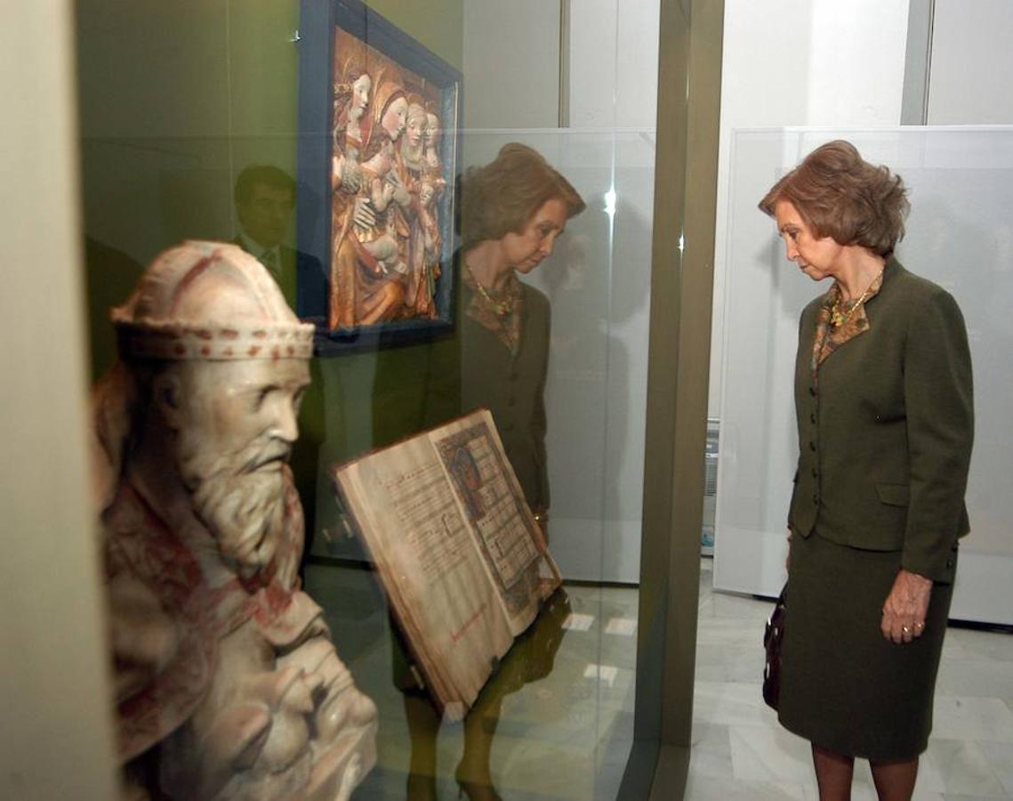 La Reina doña Sofía en la inauguración de la exposición 'Nosotros. Extremadura en su patrimonio' que se desarrolló en Cáceres en el año 2006. 