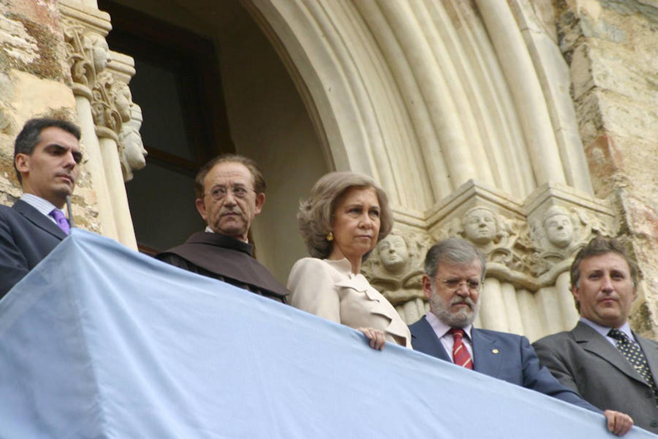 La Reina Doña Sofía en el año 2003 preside en Guadalupe los actos conmemorativos del 75 aniversario de la Coronación de la Virgen de Guadalupe, Patrona de Extremadura.