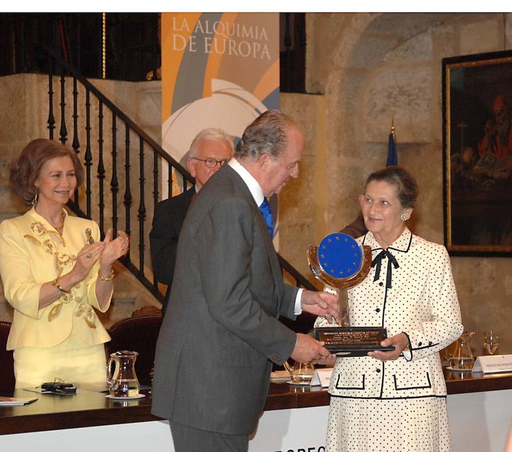 Año 2008. El Rey Juan Carlos I entrega a Simone Veil el premio 'Carlos V', concedido por la Fundación Academia Europea de Yuste, en el monasterio de Yuste y en presencia de la Reina doña Sofía.