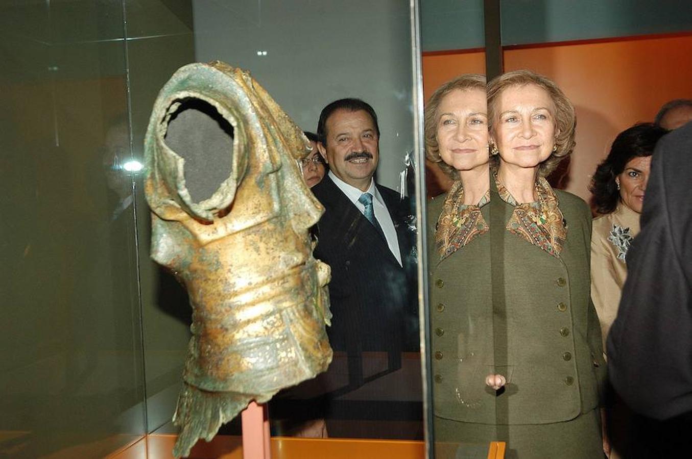 La Reina doña Sofía en la inauguración de la exposición 'Nosotros. Extremadura en su patrimonio' que se desarrolló en Cáceres en el año 2006. 