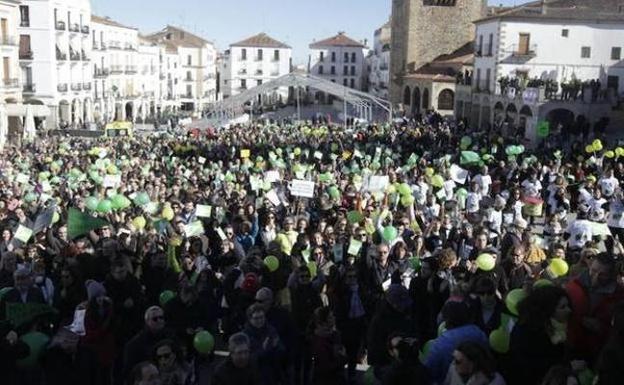 Concentración en la Plaza Mayor de Cáceres contra la mina de litio 