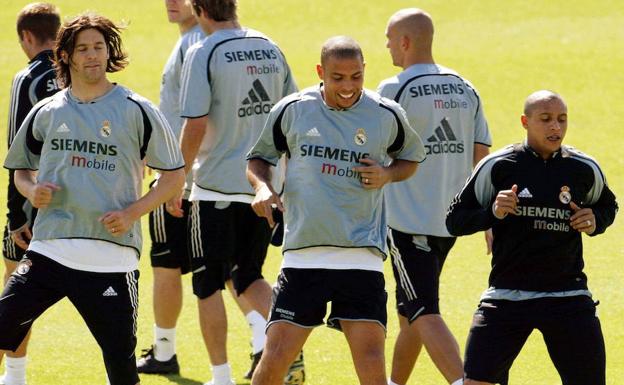 Solari (i) y Ronaldo, durante un entrenamiento con el Real Madrid en 2005. 