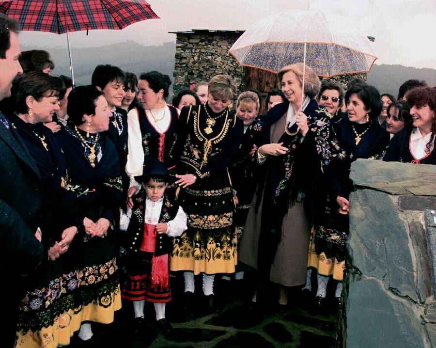 La Reina doña Sofia junto a un grupo de mujeres ataviadas con el traje típico huerdano, durante el primer día de la visita que los Reyes realizaron a la comarca de Las Hurdes en 1998.