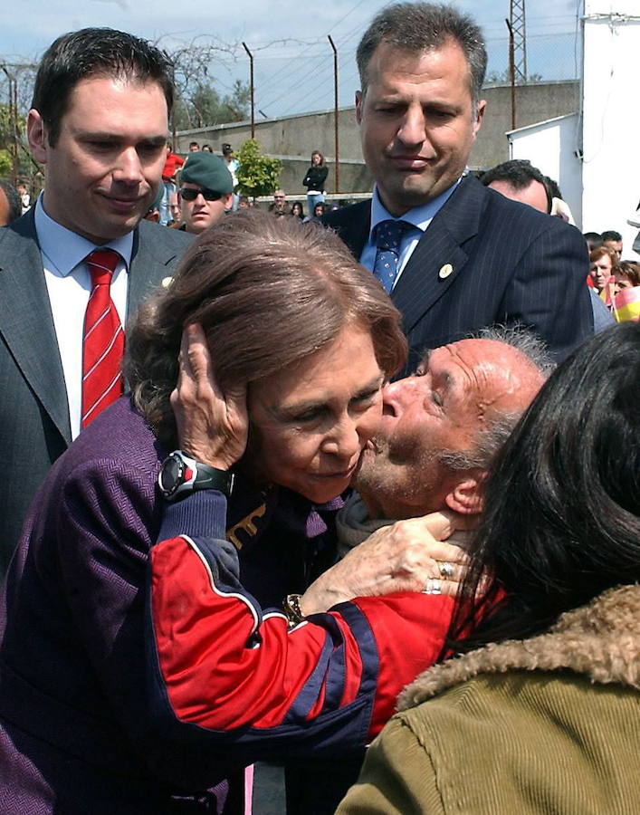 La Reina Sofía en 2007 saluda a una de las personas que esperaban en el exterior del Convento de San Juan de Dios en la localidad extremeña de Olivenza.