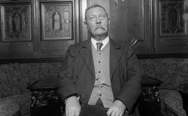 Sir Arthur Conan Doyle en una foto de 1922.