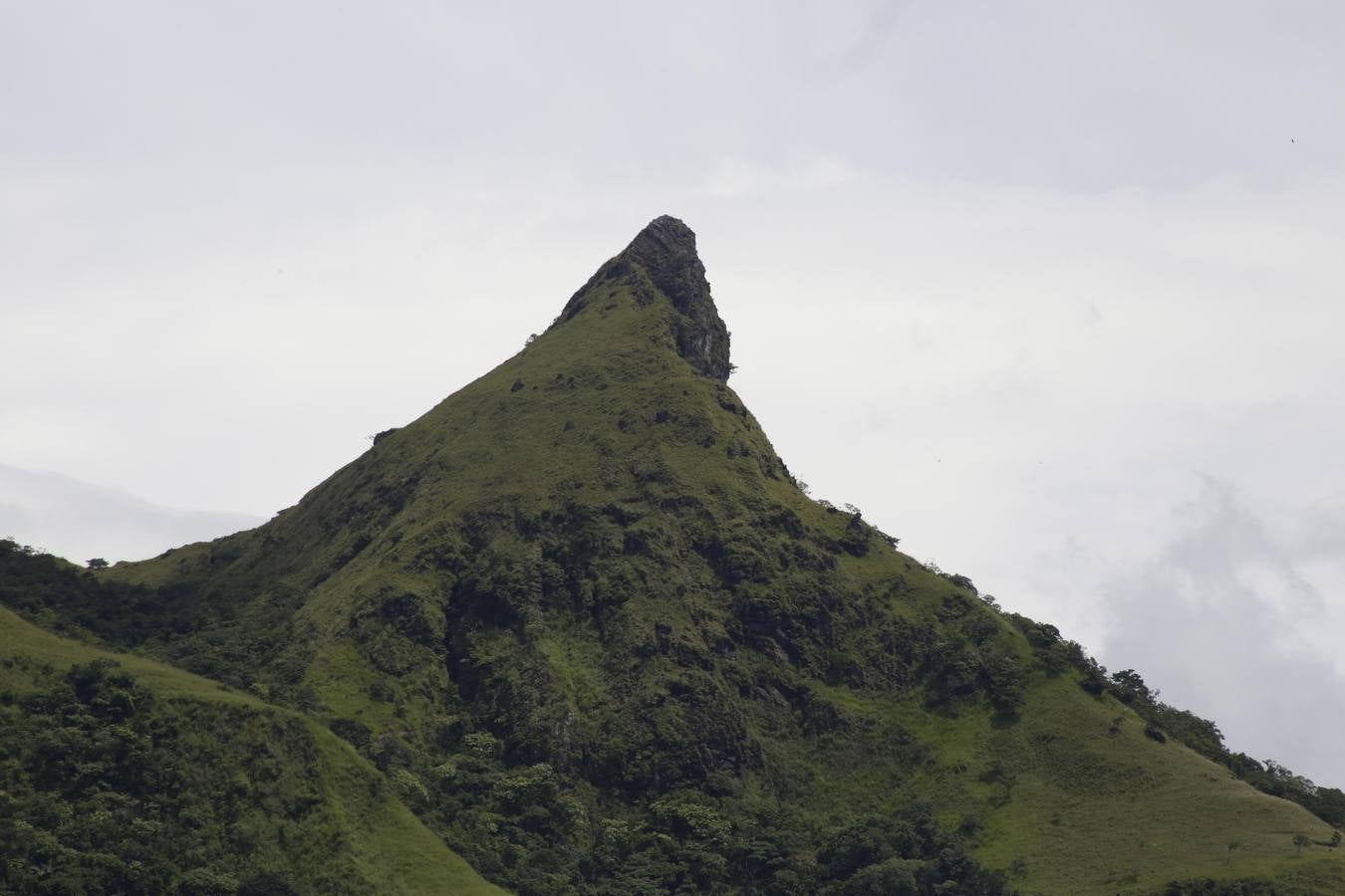 La comarca Ngäbe Buglé está a 291 kilometros de la ciudad de Panamá (Panamá). Casas ancestrales con un tesoro cultural que sucumben ante viviendas de concreto, e indígenas que no hablan su idioma, son el panorama actual que viven dos etnias diferentes con un territorio en común en Panamá, cuyos líderes y pobladores pretenden rescatar de las influencias de la modernidad.