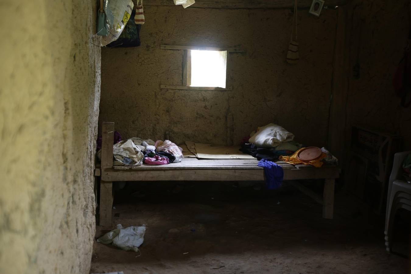 La comarca Ngäbe Buglé está a 291 kilometros de la ciudad de Panamá (Panamá). Casas ancestrales con un tesoro cultural que sucumben ante viviendas de concreto, e indígenas que no hablan su idioma, son el panorama actual que viven dos etnias diferentes con un territorio en común en Panamá, cuyos líderes y pobladores pretenden rescatar de las influencias de la modernidad.