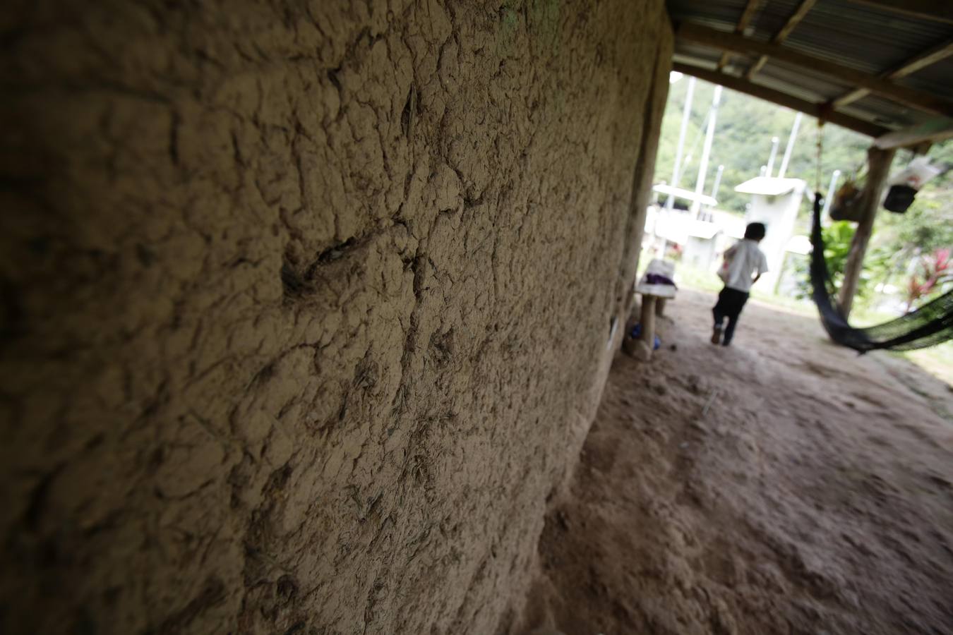 La comarca Ngäbe Buglé está a 291 kilometros de la ciudad de Panamá (Panamá). Casas ancestrales con un tesoro cultural que sucumben ante viviendas de concreto, e indígenas que no hablan su idioma, son el panorama actual que viven dos etnias diferentes con un territorio en común en Panamá, cuyos líderes y pobladores pretenden rescatar de las influencias de la modernidad.
