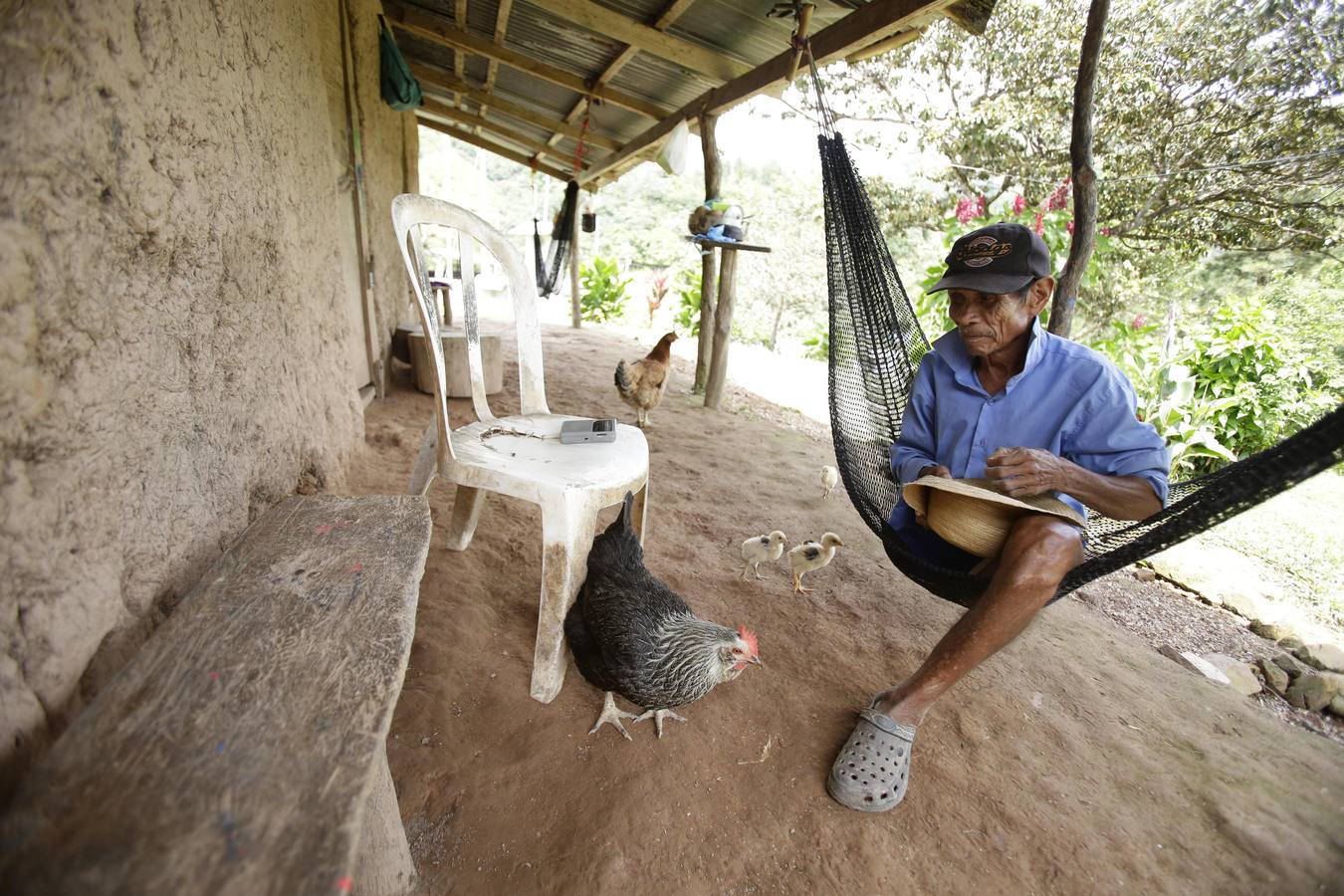 La comarca Ngäbe Buglé está a 291 kilometros de la ciudad de Panamá (Panamá). Casas ancestrales con un tesoro cultural que sucumben ante viviendas de concreto, e indígenas que no hablan su idioma, son el panorama actual que viven dos etnias diferentes con un territorio en común en Panamá, cuyos líderes y pobladores pretenden rescatar de las influencias de la modernidad.