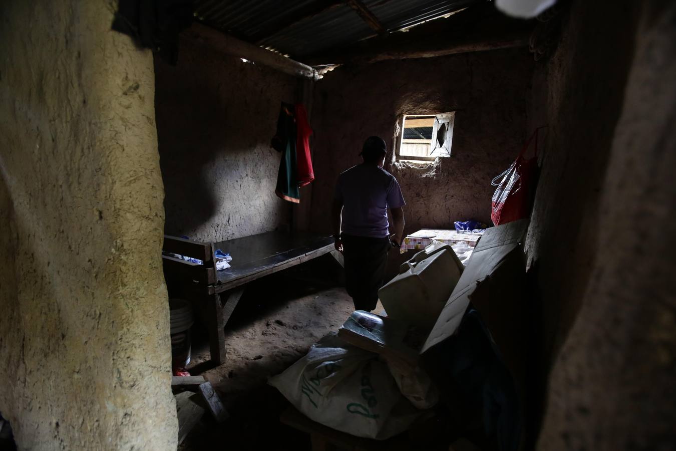 La comarca Ngäbe Buglé está a 291 kilometros de la ciudad de Panamá (Panamá). Casas ancestrales con un tesoro cultural que sucumben ante viviendas de concreto, e indígenas que no hablan su idioma, son el panorama actual que viven dos etnias diferentes con un territorio en común en Panamá, cuyos líderes y pobladores pretenden rescatar de las influencias de la modernidad.