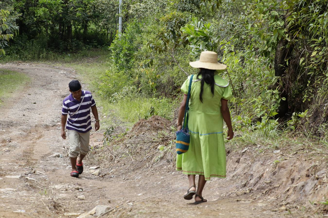La comarca Ngäbe Buglé está a 291 kilometros de la ciudad de Panamá (Panamá). Casas ancestrales con un tesoro cultural que sucumben ante viviendas de concreto, e indígenas que no hablan su idioma, son el panorama actual que viven dos etnias diferentes con un territorio en común en Panamá, cuyos líderes y pobladores pretenden rescatar de las influencias de la modernidad.