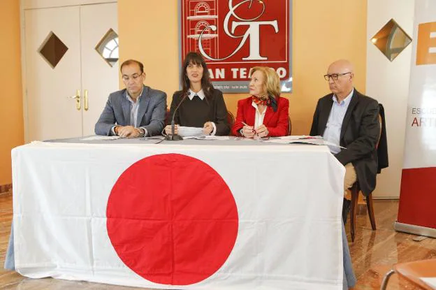 Los presentadores del evento tras una gran bandera de Japón. :: a. m.