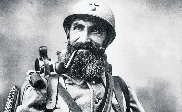 Fotografía de un soldado de la infantería francesa recibida en la oficina.