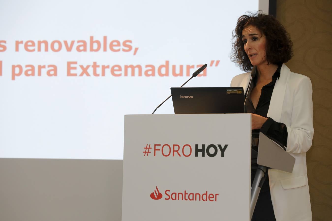 La región estaría contribuyendo en un 20% con el objetivo nacional en cuanto a generación de energía con fuentes renovables, si el objetivo fuese, como se prevé de 50.000 megavatios para dentro de doce años. Así lo ha anunciado la consejera de Economía e Infraestructuras, Olga García, que ha asistido este miércoles en Cáceres a un desayuno informativo sobre energías renovables, organizado por el Diario HOY en colaboración con el Banco Santander.