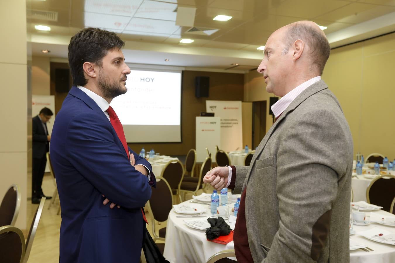 La región estaría contribuyendo en un 20% con el objetivo nacional en cuanto a generación de energía con fuentes renovables, si el objetivo fuese, como se prevé de 50.000 megavatios para dentro de doce años. Así lo ha anunciado la consejera de Economía e Infraestructuras, Olga García, que ha asistido este miércoles en Cáceres a un desayuno informativo sobre energías renovables, organizado por el Diario HOY en colaboración con el Banco Santander.