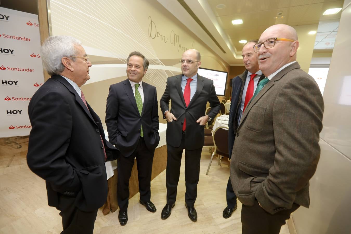 La región estaría contribuyendo en un 20% con el objetivo nacional en cuanto a generación de energía con fuentes renovables, si el objetivo fuese, como se prevé de 50.000 megavatios para dentro de doce años. Así lo ha anunciado la consejera de Economía e Infraestructuras, Olga García, que ha asistido este miércoles en Cáceres a un desayuno informativo sobre energías renovables, organizado por el Diario HOY en colaboración con el Banco Santander.