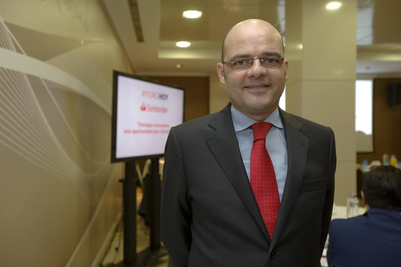 La región estaría contribuyendo en un 20% con el objetivo nacional en cuanto a generación de energía con fuentes renovables, si el objetivo fuese, como se prevé de 50.000 megavatios para dentro de doce años. Así lo ha anunciado la consejera de Economía e Infraestructuras, Olga García, que ha asistido este miércoles en Cáceres a un desayuno informativo sobre energías renovables, organizado por el Diario HOY en colaboración con el Banco Santander.