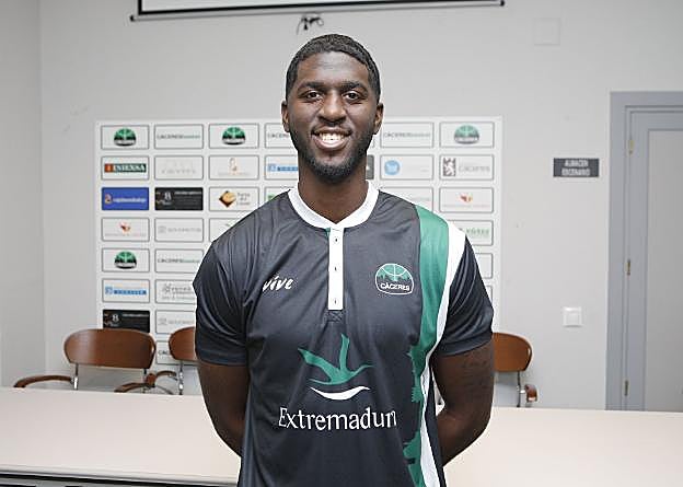 Cole Huff, nuevo fichaje del Cáceres, en su presentación. :: A. MÉNDEZ
