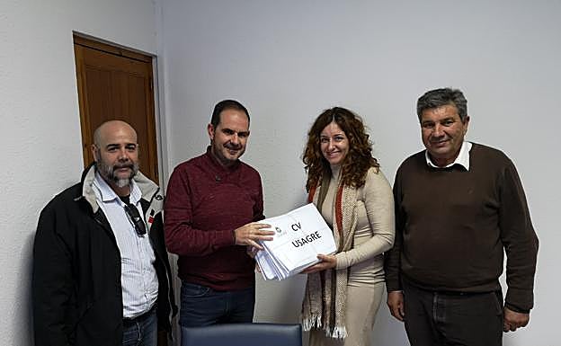 La teniente de alcalde, María Dolores Esteban Santana y el alcalde, Antonio Luna González, hacen entrega de todos los currículos recogidos en este ayuntamiento a la empresa Eiffage Energía. 