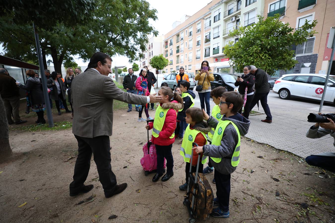 El presidente de la Junta de Extremadura, Guillermo Fernández Vara, la consejera de Medio Ambiente y Rural y el alcalde de Mérida, Antonio Rodríguez Osuna, junto a decenas de escolares y docentes del colegio Ciudad de Mérida han participado esta mañana en la ruta 'Camino escolar', actividad incluida en las I Jornadas de Territorio y Urbanismo Inclusivos que se celebran en la capital extremeña. 