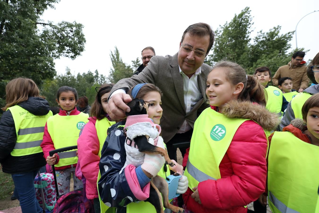 El presidente de la Junta de Extremadura, Guillermo Fernández Vara, la consejera de Medio Ambiente y Rural y el alcalde de Mérida, Antonio Rodríguez Osuna, junto a decenas de escolares y docentes del colegio Ciudad de Mérida han participado esta mañana en la ruta 'Camino escolar', actividad incluida en las I Jornadas de Territorio y Urbanismo Inclusivos que se celebran en la capital extremeña. 